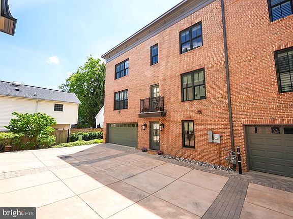 2nd image of 1134 N Stuart St #1