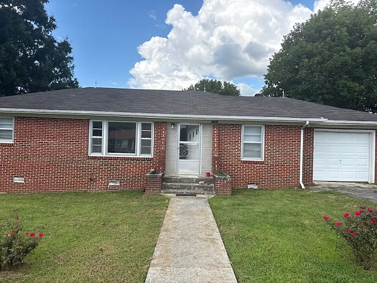 304 W Adams St — Photo 1