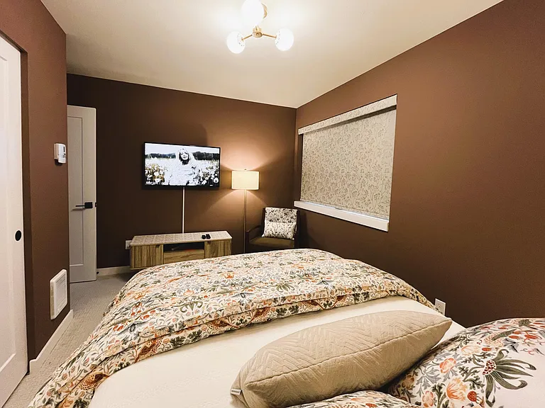 1st floor bedroom with 43" Smart TV with Roku