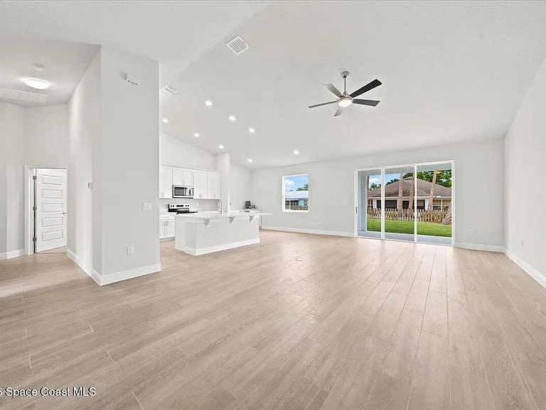 407 Cellini Ave NE — Photo 31
