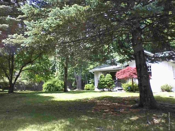 3rd image of 453 Golf Dr