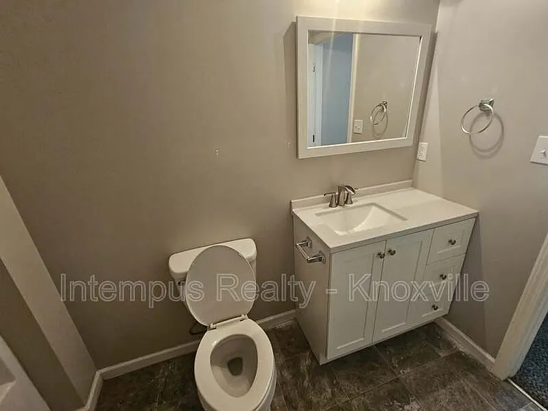 2419 E Glenwood Ave — Photo 16