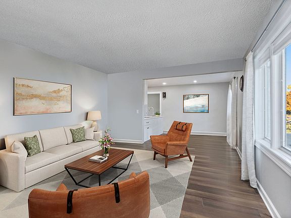 3rd image of 185 Hawthorn Ln