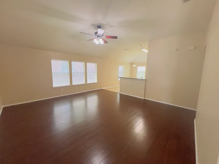 1031 Johnson City Ave — Photo 4