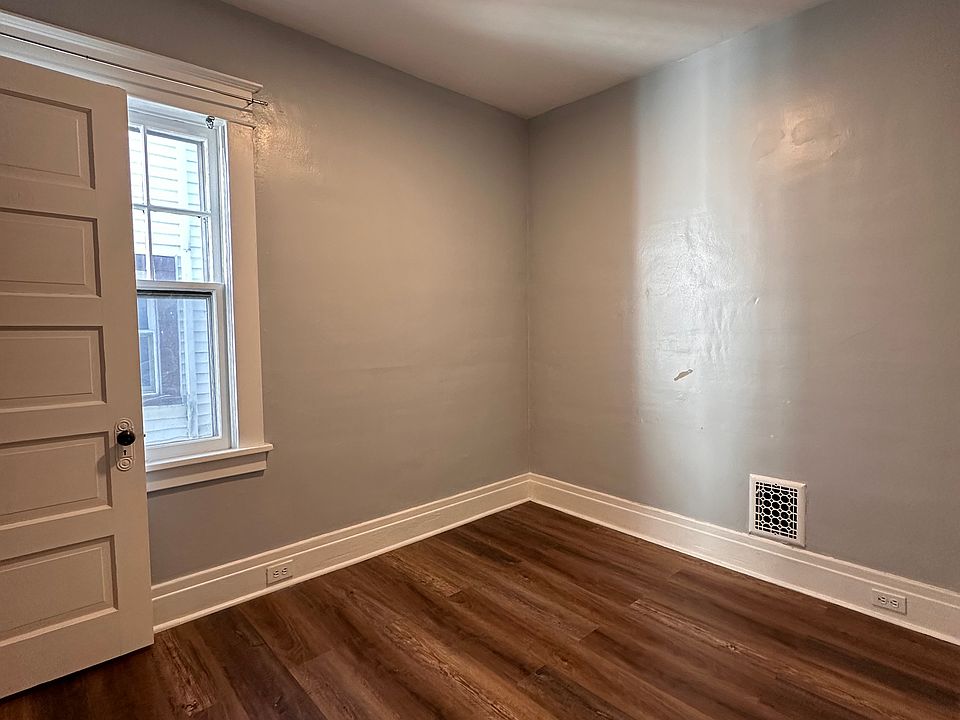 1st image of 66 E Oakwood Pl Floor 1