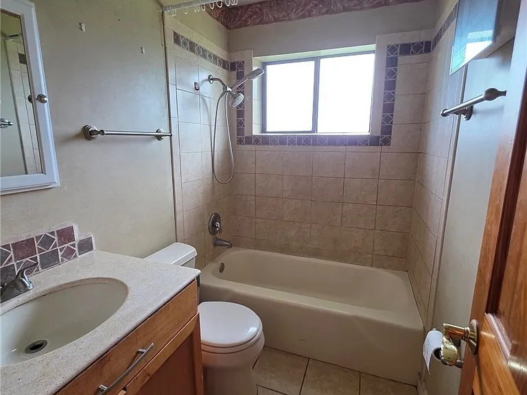 1507 Markdale St E — Photo 10