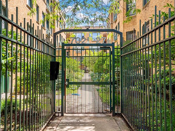 2nd image of 7025 N Sheridan Rd APT 1N