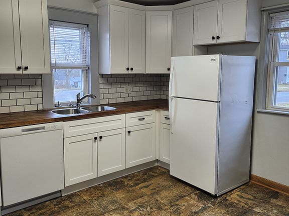 3rd image of 902 E Henry St