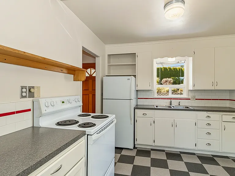 532 Colby Ave — Photo 6