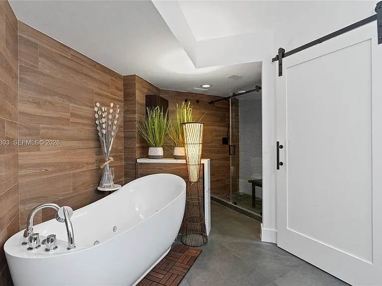 3600 Mystic Pointe Dr #306 — Photo 4
