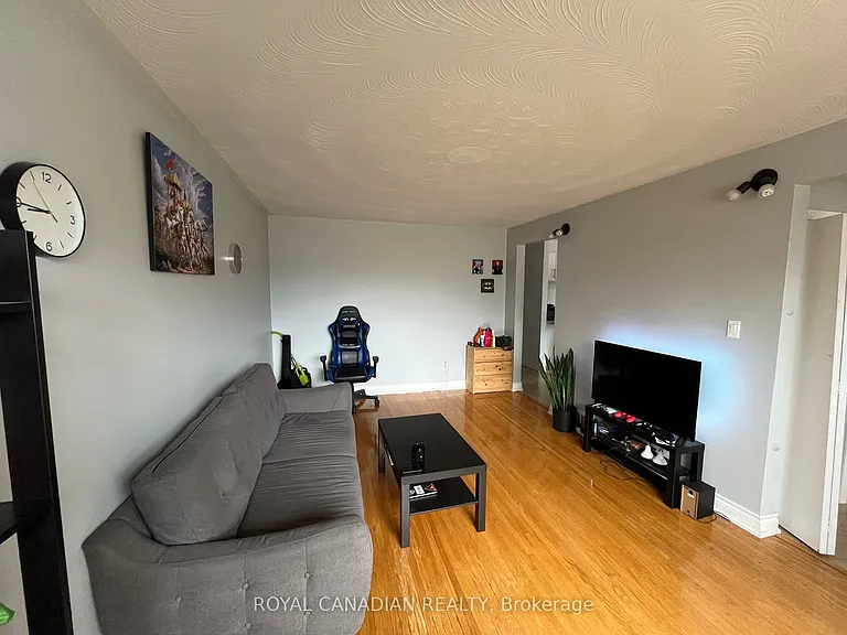 644 Athol St E #MAIN — Photo 5