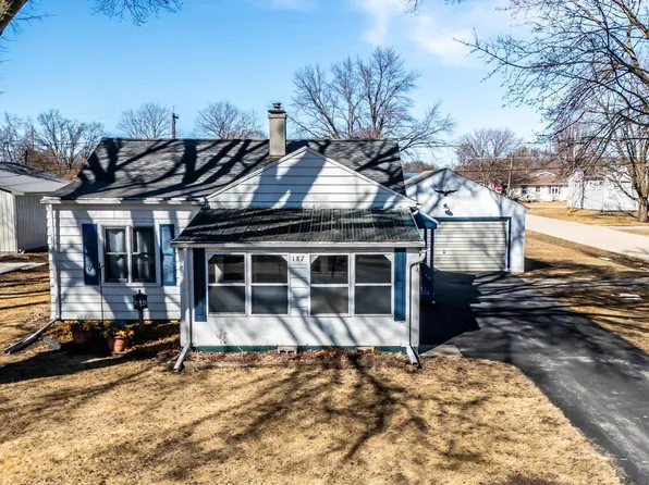 187 Toneff Dr, Elk Run Heights, IA 50707