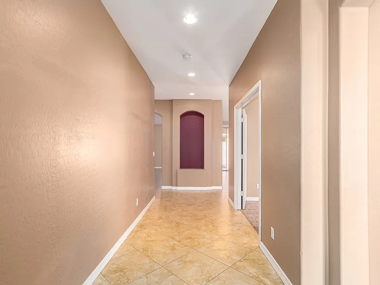 3556 E Hampton Ln — Photo 2