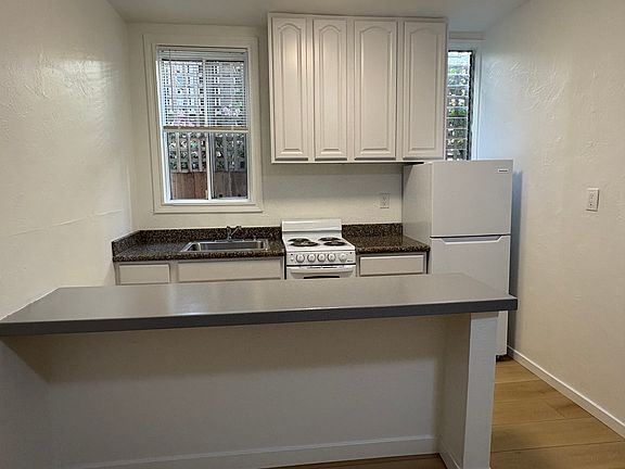 2nd image of 1053 Oak St #104