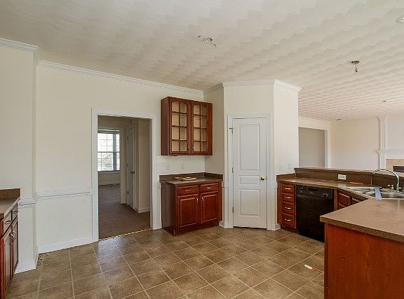 4th image of 109 Sweetbriar Ln