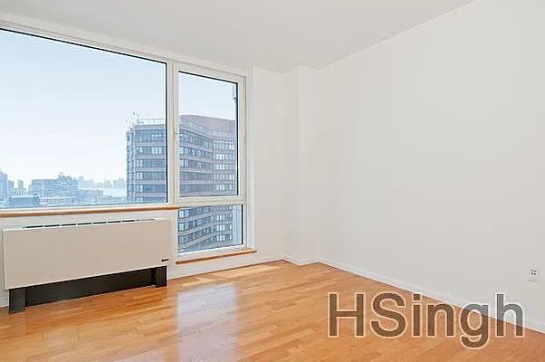 Sold by R New York | media 7