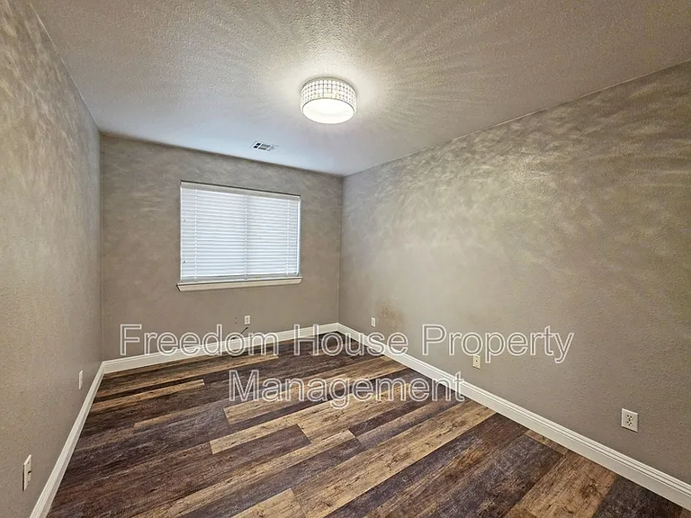 3630 E Vineyard Dr N — Photo 35