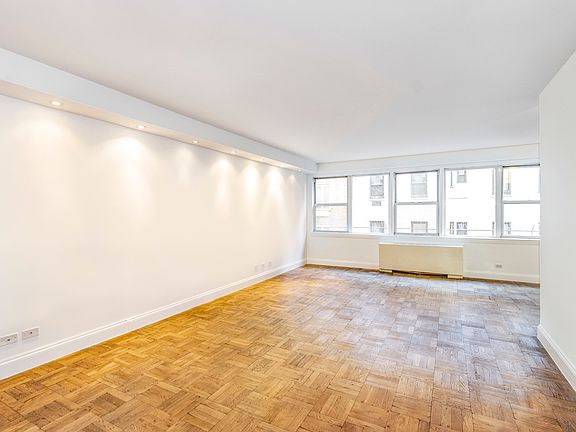 3rd image of 155 E 34th St APT 3T