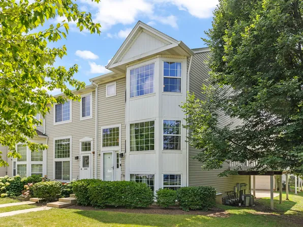 1208 Fox Hill Ln, North Aurora, IL 60542