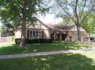 1302 Devonshire Dr, Champaign, IL 61821