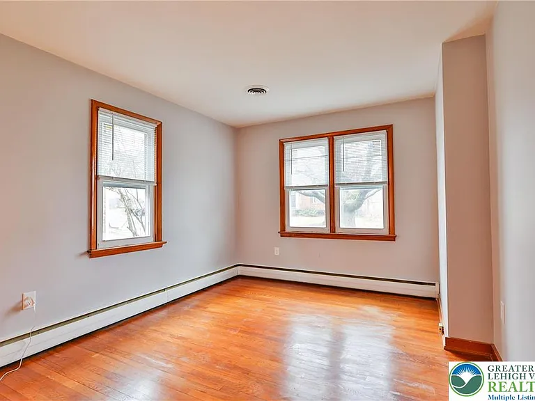 336 E Market St — Photo 11