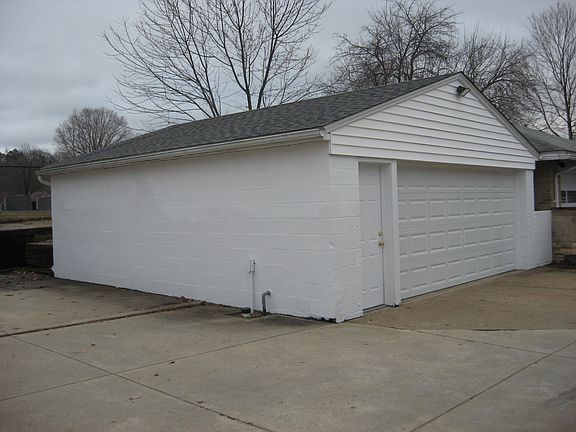 Oversized 2-car garage 