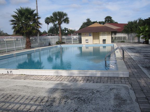 4th image of 4383 Woodstock Dr APT B