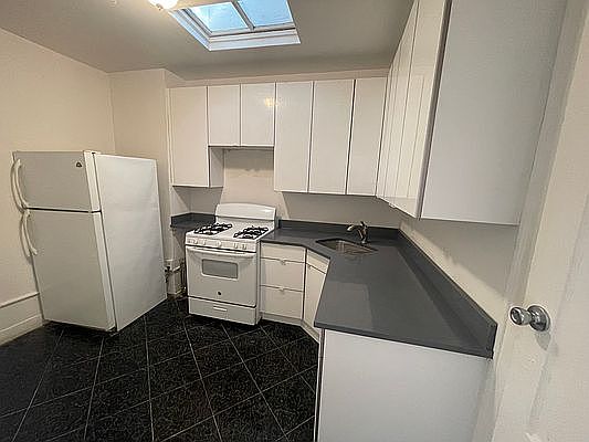 3rd image of 18228 Hillside Ave #3R