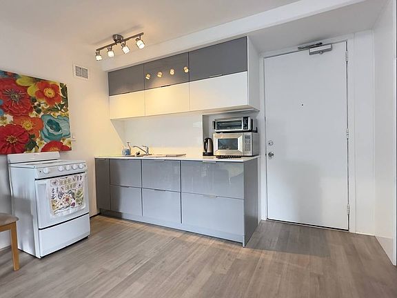 3rd image of 445 Kaiolu St APT 809