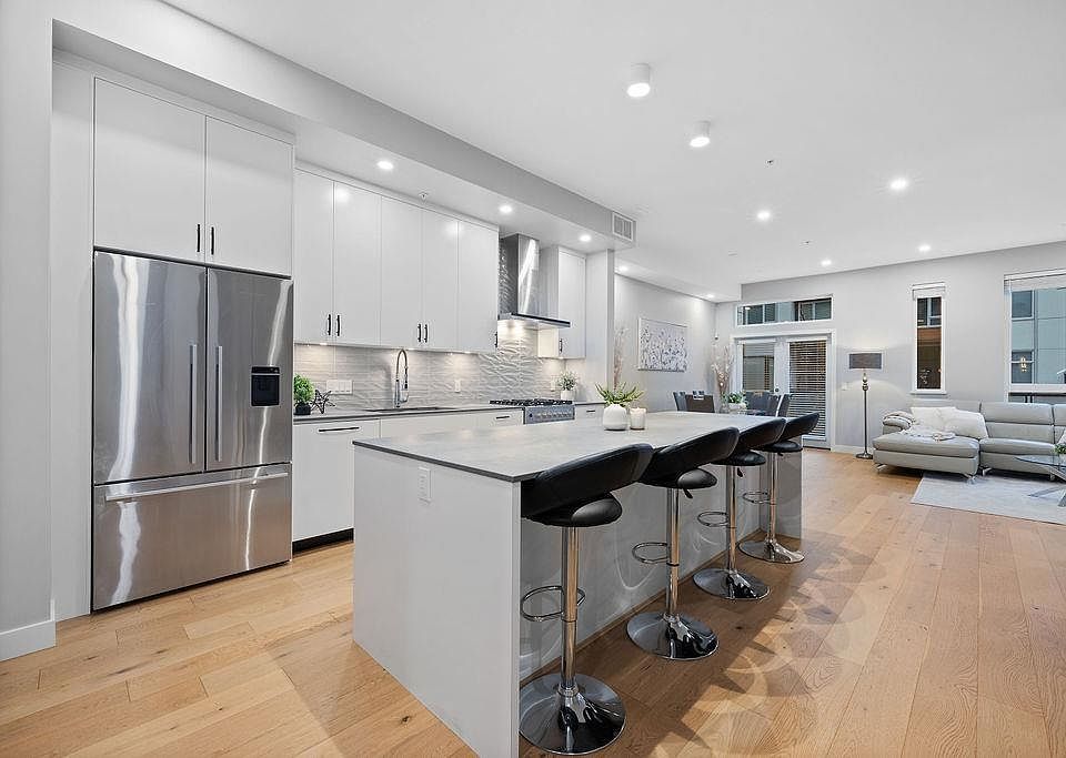 1st image of 4684 Capilano Rd