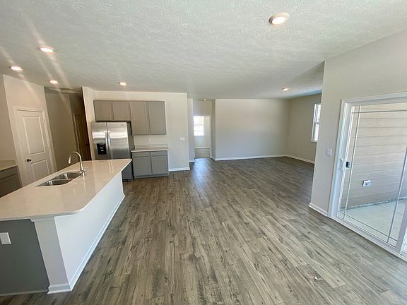 3rd image of 9368 Aspen Glen Dr