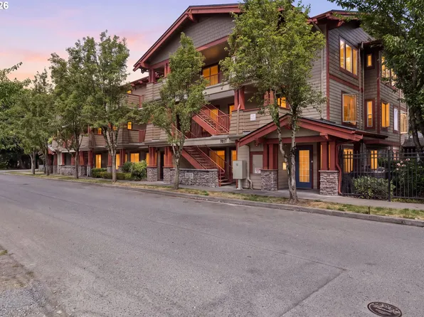 9817 NE Irving St APT 211, Portland, OR 97220