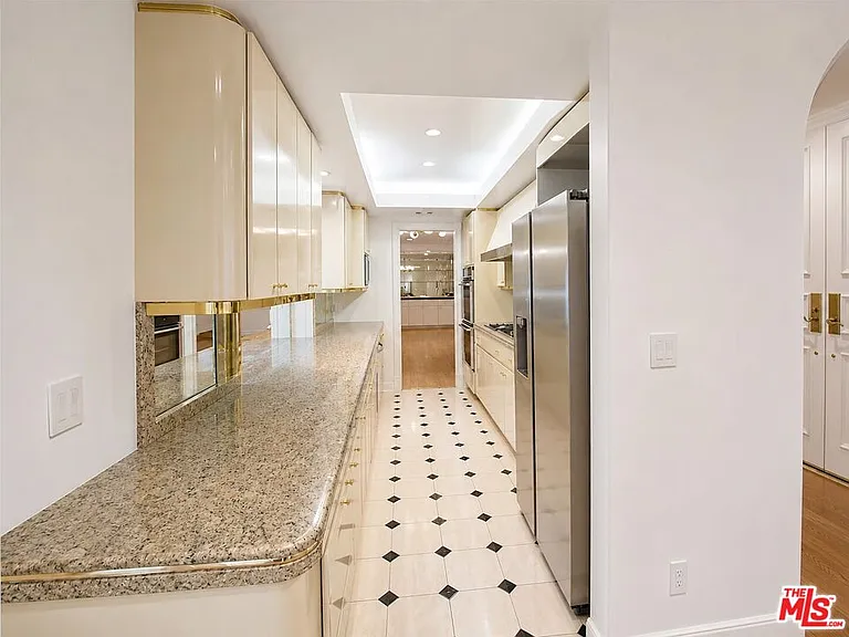 342 N Palm Dr #201 — Photo 35