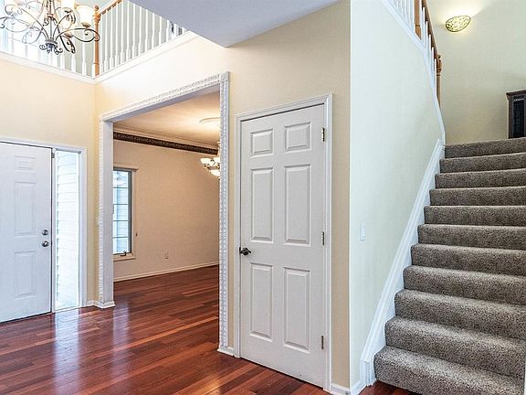 3rd image of 2304 W Carriage Way
