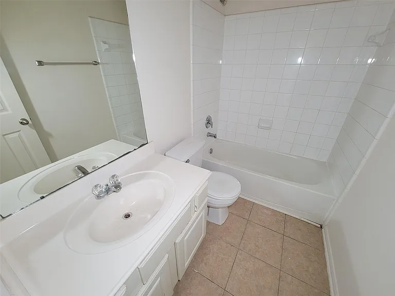 2322 Oxford Point Ln — Photo 32