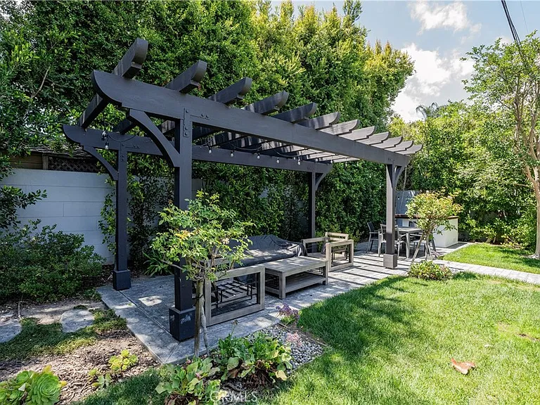 4435 Camellia — Photo 43
