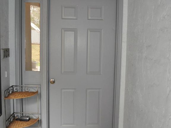 4th image of 102 Manor Dr
