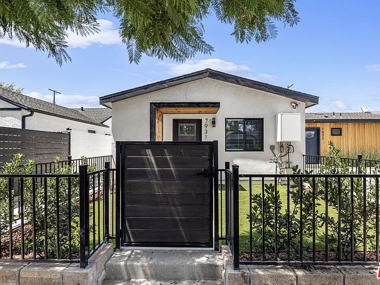 7931 Zelzah Ave — Photo 2