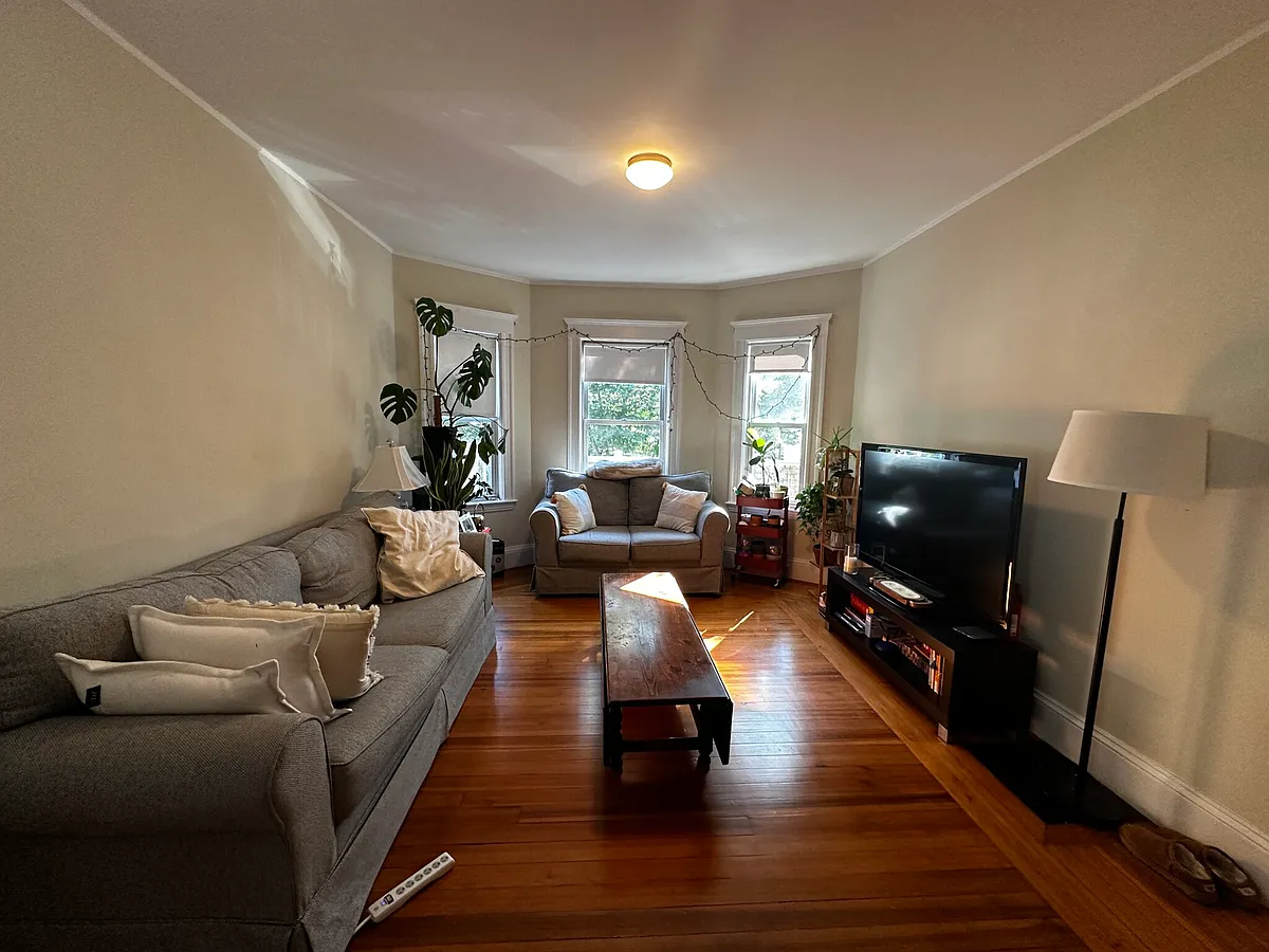 Building Photo - 17 Hunnewell Ave #2