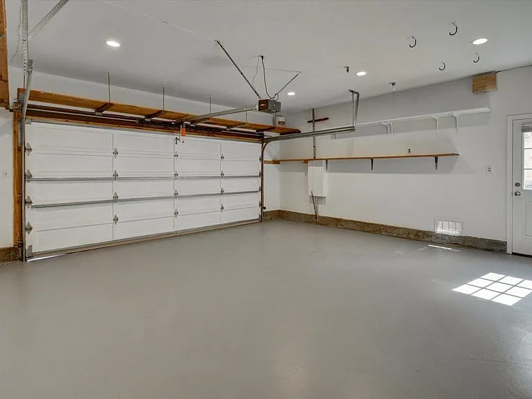 207 Valencia Dr — Photo 36