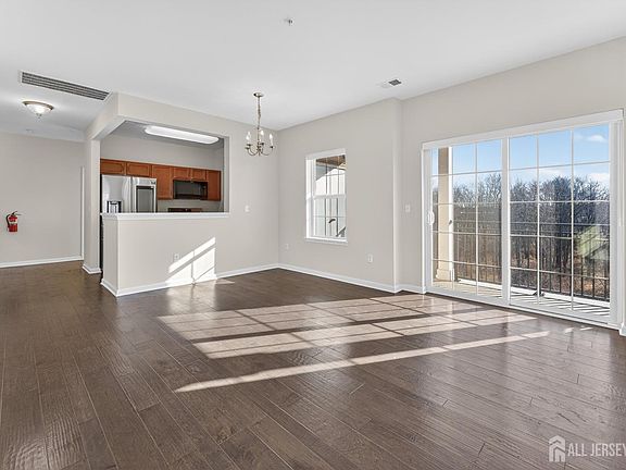 4th image of 938 Campbell St