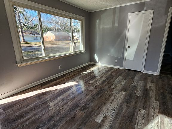 2nd image of 2516 Clower St