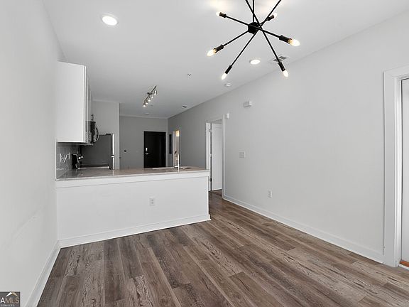 4th image of 525 Parkway Dr NE