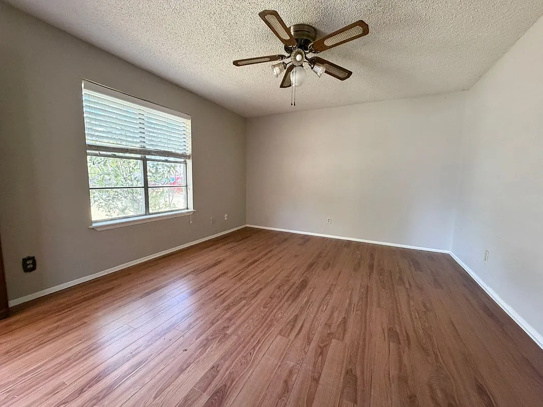 4 bed, 1.0 bath, 1403 sqft, $1,400 — Photo 4