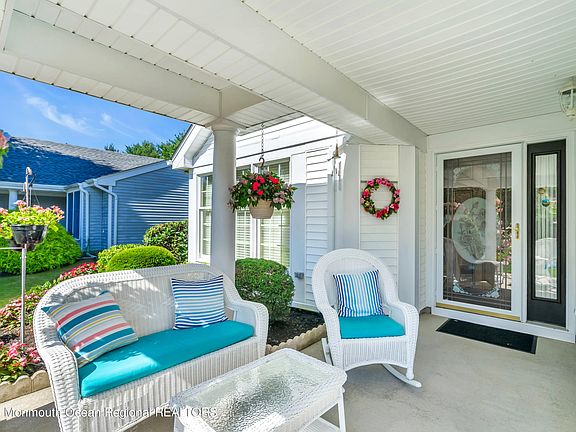 5th image of 624 Bedford Lane