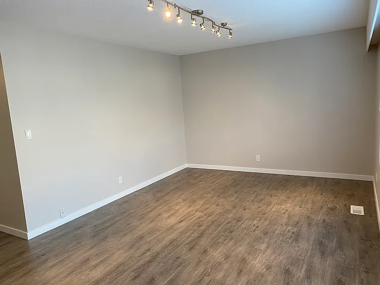 102 King Edward Ave E — Photo 11