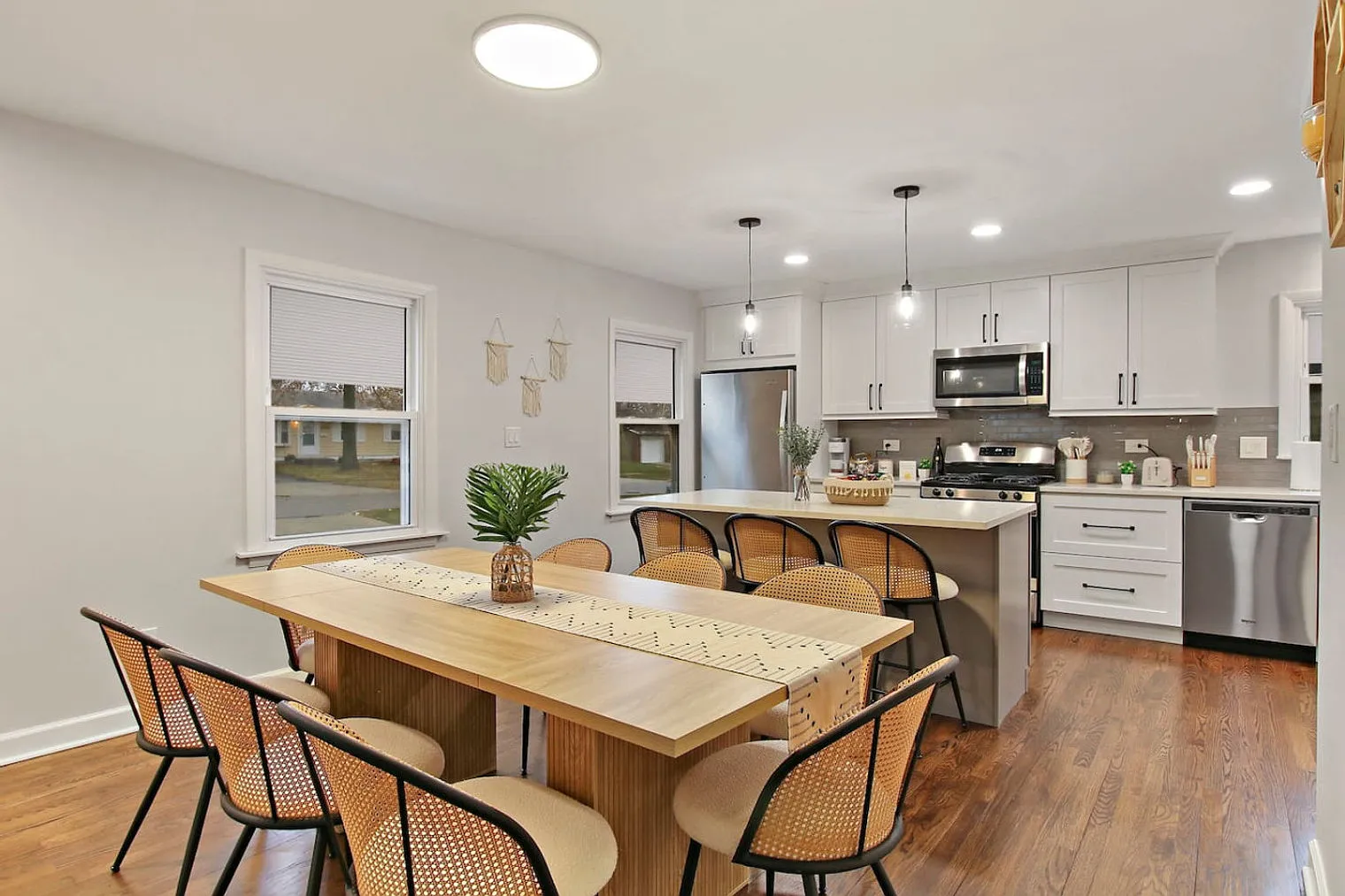 4 bed, 2.0 bath, $6,416 — Photo 3