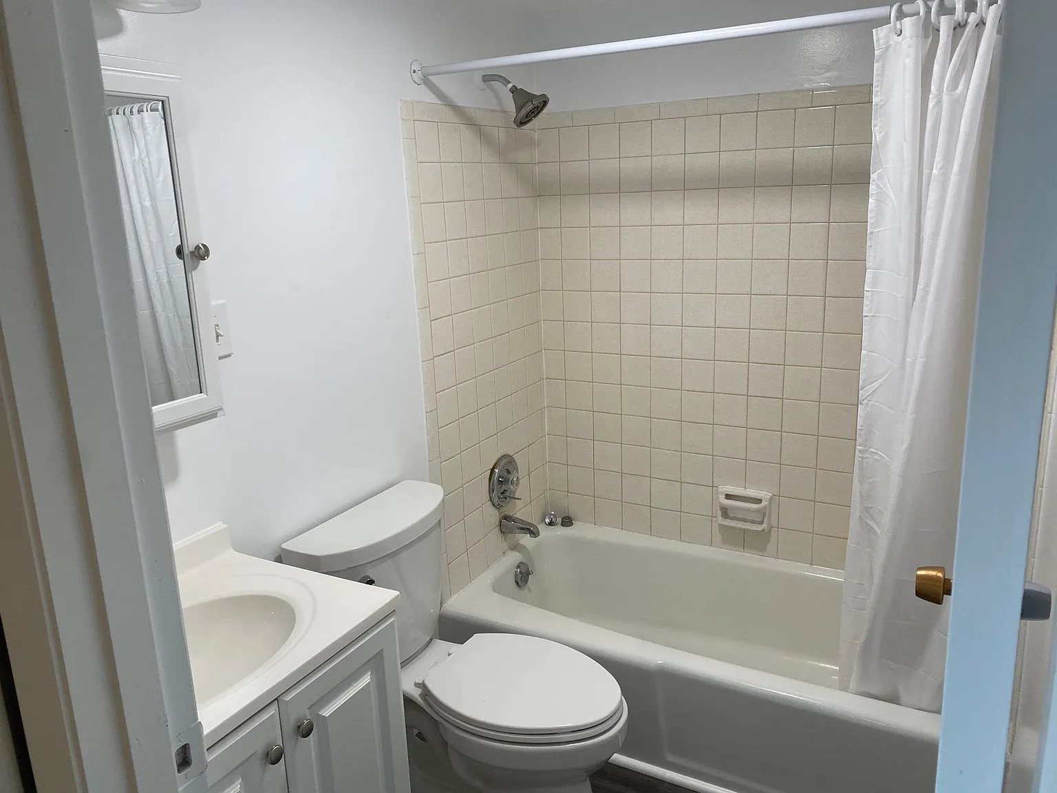 940 Center Ave — Photo 4