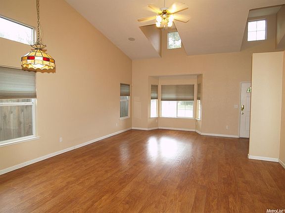 4th image of 673 Jennifer Dr