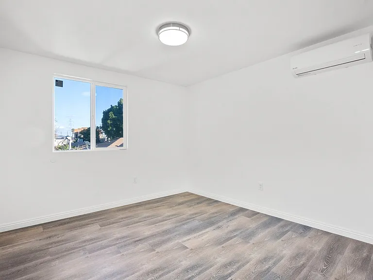 11560 Archwood St — Photo 12
